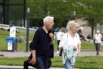 Amsterdam 15 mei 2024
Paul Witteman en zijn vrouw wandelend door Amsterdam zuid.