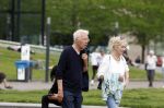 Amsterdam 15 mei 2024
Paul Witteman en zijn vrouw wandelend door Amsterdam zuid.