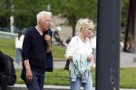 Amsterdam 15 mei 2024
Paul Witteman en zijn vrouw wandelend door Amsterdam zuid.