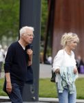 Amsterdam 15 mei 2024
Paul Witteman en zijn vrouw wandelend door Amsterdam zuid.