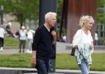 Amsterdam 15 mei 2024
Paul Witteman en zijn vrouw wandelend door Amsterdam zuid.