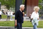Amsterdam 15 mei 2024
Paul Witteman en zijn vrouw wandelend door Amsterdam zuid.