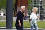 Amsterdam 15 mei 2024
Paul Witteman en zijn vrouw wandelend door Amsterdam zuid.