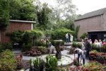 Noordwijk 24 mei 2024
Erica Meiland en Martien Meiland planten bijzondere hortensiaâ€™s in de tuin van hun Boutique Pension Code RosÃ©.