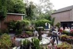 Noordwijk 24 mei 2024
Erica Meiland en Martien Meiland planten bijzondere hortensiaâ€™s in de tuin van hun Boutique Pension Code RosÃ©.