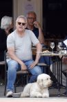 Amsterdam 15 mei 2024
Rijk de Gooijer met zijn hond en kennis op terras in Amsterdam zuid.