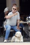 Amsterdam 15 mei 2024
Rijk de Gooijer met zijn hond en kennis op terras in Amsterdam zuid.