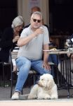 Amsterdam 15 mei 2024
Rijk de Gooijer met zijn hond en kennis op terras in Amsterdam zuid.