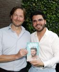 Tilburg 14 mei 2024
Boekpresentatie Roy Donders in Cafe Bet Kolen .
Zij vriendin Michelle dochtertje Romi alsmede zijn ouders en zus Rian Donders waren natuurlijk aanwezig. Roy Donders met de schrijver van zijn boek