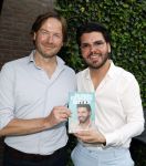Tilburg 14 mei 2024
Boekpresentatie Roy Donders in Cafe Bet Kolen .
Zij vriendin Michelle dochtertje Romi alsmede zijn ouders en zus Rian Donders waren natuurlijk aanwezig. Roy Donders met de schrijver van zijn boek