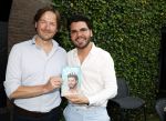Tilburg 14 mei 2024
Boekpresentatie Roy Donders in Cafe Bet Kolen .
Zij vriendin Michelle dochtertje Romi alsmede zijn ouders en zus Rian Donders waren natuurlijk aanwezig. Roy Donders met de schrijver van zijn boek