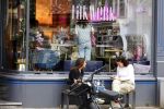 Amsterdam 17 mei 2024
Saar Koningsberger voor haar nagelstudio in Amsterdam zuid