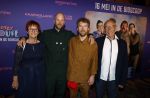 Amsterdam 13 mei 2024
Premiere Crazy House in Tuschinski. De cast met oa Alicia Silverstone Gaite Jansen Matti Stooker Chris Peters Victoria Koblenko Maarten Swart en Steffen Haars . Greg Shapiro presenteert de avond. Tim Haars en Steffen Haars met hun ouders