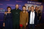 Amsterdam 13 mei 2024
Premiere Crazy House in Tuschinski. De cast met oa Alicia Silverstone Gaite Jansen Matti Stooker Chris Peters Victoria Koblenko Maarten Swart en Steffen Haars . Greg Shapiro presenteert de avond. Tim Haars en Steffen Haars met hun ouders