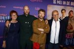 Amsterdam 13 mei 2024
Premiere Crazy House in Tuschinski. De cast met oa Alicia Silverstone Gaite Jansen Matti Stooker Chris Peters Victoria Koblenko Maarten Swart en Steffen Haars . Greg Shapiro presenteert de avond. Tim Haars en Steffen Haars met hun ouders