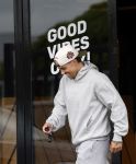 Wilnis 25 mei 2025
Andre Hazes gaat sporten en daarna komt Monique Westenberg met zoon Andre Hazes jr de hond brengen bij zijn huis .
Andre en Monique geven elkaar een knuffel .