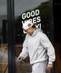 Wilnis 25 mei 2025
Andre Hazes gaat sporten en daarna komt Monique Westenberg met zoon Andre Hazes jr de hond brengen bij zijn huis .
Andre en Monique geven elkaar een knuffel .