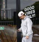 Wilnis 25 mei 2025
Andre Hazes gaat sporten en daarna komt Monique Westenberg met zoon Andre Hazes jr de hond brengen bij zijn huis .
Andre en Monique geven elkaar een knuffel .