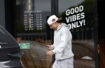 Wilnis 25 mei 2025
Andre Hazes gaat sporten en daarna komt Monique Westenberg met zoon Andre Hazes jr de hond brengen bij zijn huis .
Andre en Monique geven elkaar een knuffel .