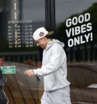 Wilnis 25 mei 2025
Andre Hazes gaat sporten en daarna komt Monique Westenberg met zoon Andre Hazes jr de hond brengen bij zijn huis .
Andre en Monique geven elkaar een knuffel .