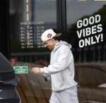 Wilnis 25 mei 2025
Andre Hazes gaat sporten en daarna komt Monique Westenberg met zoon Andre Hazes jr de hond brengen bij zijn huis .
Andre en Monique geven elkaar een knuffel .