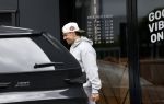 Wilnis 25 mei 2025
Andre Hazes gaat sporten en daarna komt Monique Westenberg met zoon Andre Hazes jr de hond brengen bij zijn huis .
Andre en Monique geven elkaar een knuffel .