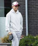 Wilnis 25 mei 2025
Andre Hazes gaat sporten en daarna komt Monique Westenberg met zoon Andre Hazes jr de hond brengen bij zijn huis .
Andre en Monique geven elkaar een knuffel .