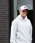 Wilnis 25 mei 2025
Andre Hazes gaat sporten en daarna komt Monique Westenberg met zoon Andre Hazes jr de hond brengen bij zijn huis .
Andre en Monique geven elkaar een knuffel .