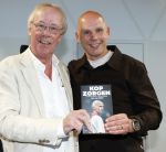 Utrecht 7 mei 2025
Boekpresentatie Jan v Halst bij Louwman exclusive . Jan v Halst reikte het eerste boek uit aan zijn leraar van vroeger Jack Spijkerman