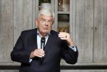 Renkum 21 april 2025
Ronnie Tober 80 jaar . Hij geeft feest in restaurant Campman in Renkum . Zijn partner Jan Jochems is natuurlijk aanwezig . Burgemeester van Den Haag Jan v Zanen reikt de eerste cd uit. Jan v Zanen kwam met zijn partner Simone Richardson