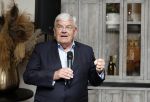 Renkum 21 april 2025
Ronnie Tober 80 jaar . Hij geeft feest in restaurant Campman in Renkum . Zijn partner Jan Jochems is natuurlijk aanwezig . Burgemeester van Den Haag Jan v Zanen reikt de eerste cd uit. Jan v Zanen kwam met zijn partner Simone Richardson