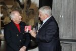 Renkum 21 april 2025
Ronnie Tober 80 jaar . Hij geeft feest in restaurant Campman in Renkum . Zijn partner Jan Jochems is natuurlijk aanwezig . Burgemeester van Den Haag Jan v Zanen reikt de eerste cd uit. Jan v Zanen kwam met zijn partner Simone Richardson