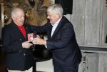 Renkum 21 april 2025
Ronnie Tober 80 jaar . Hij geeft feest in restaurant Campman in Renkum . Zijn partner Jan Jochems is natuurlijk aanwezig . Burgemeester van Den Haag Jan v Zanen reikt de eerste cd uit. Jan v Zanen kwam met zijn partner Simone Richardson