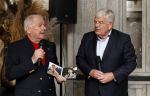 Renkum 21 april 2025
Ronnie Tober 80 jaar . Hij geeft feest in restaurant Campman in Renkum . Zijn partner Jan Jochems is natuurlijk aanwezig . Burgemeester van Den Haag Jan v Zanen reikt de eerste cd uit. Jan v Zanen kwam met zijn partner Simone Richardson