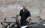 Zwolle 2 mei 2025
Vandaag is het afscheid van Jonnie Boer . er rijden 40 harley davidsons voor de kist van Jonnie Boer die op een zijspan staat.. Aanwezig zijn vrouw Therese Boer Dochter Isabelle en zoon Jimmie . Verder aanwezig Oos Kesbeke (met vrouw ) Rene Froger en Natasja Froger alsmede Astrid Joosten met haar man Rob Peters. Voor de Librije liggen heel veel bloemen