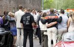 Zwolle 2 mei 2025
Vandaag is het afscheid van Jonnie Boer . er rijden 40 harley davidsons voor de kist van Jonnie Boer die op een zijspan staat.. Aanwezig zijn vrouw Therese Boer Dochter Isabelle en zoon Jimmie . Verder aanwezig Oos Kesbeke (met vrouw ) Rene Froger en Natasja Froger alsmede Astrid Joosten met haar man Rob Peters. Voor de Librije liggen heel veel bloemen