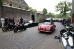 Zwolle 2 mei 2025
Vandaag is het afscheid van Jonnie Boer . er rijden 40 harley davidsons voor de kist van Jonnie Boer die op een zijspan staat.. Aanwezig zijn vrouw Therese Boer Dochter Isabelle en zoon Jimmie . Verder aanwezig Oos Kesbeke (met vrouw ) Rene Froger en Natasja Froger alsmede Astrid Joosten met haar man Rob Peters. Voor de Librije liggen heel veel bloemen. Jonnie Boer zijn porsche en neiwue Harley Davidson met 200 KM op de teller