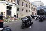 Zwolle 2 mei 2025
Vandaag is het afscheid van Jonnie Boer . er rijden 40 harley davidsons voor de kist van Jonnie Boer die op een zijspan staat.. Aanwezig zijn vrouw Therese Boer Dochter Isabelle en zoon Jimmie . Verder aanwezig Oos Kesbeke (met vrouw ) Rene Froger en Natasja Froger alsmede Astrid Joosten met haar man Rob Peters. Voor de Librije liggen heel veel bloemen