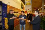 Amsterdam 29 oktober 2013
Rene Froger en Jonnie Boer mogen 4.5 minuten winkelen in de makro ( 4 jarig bestaan) en de waarde die ze winkelen krijgt de voedselbank in euro's uitgekeerd. Ze shopten 15 euro bij elkaar.
