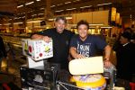 Amsterdam 29 oktober 2013
Rene Froger en Jonnie Boer mogen 4.5 minuten winkelen in de makro ( 4 jarig bestaan) en de waarde die ze winkelen krijgt de voedselbank in euro's uitgekeerd. Ze shopten 15 euro bij elkaar.