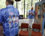 Hilversum 24 mei 2025
Presentatie nieuwe LP Luv bij de wisseloord studio's . Marga Scheide en Jose Hoebee krijgen de eerste plaat uit handen van de dochters van Hans v Hemert. LUV Fans
