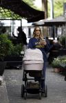 Amsterdam 21 mei 2025
Laura Klaassen (vrouw Davy Klaassen) achter de kinderwagen in Amsterdam zuid
