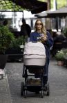 Amsterdam 21 mei 2025
Laura Klaassen (vrouw Davy Klaassen) achter de kinderwagen in Amsterdam zuid