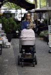 Amsterdam 21 mei 2025
Laura Klaassen (vrouw Davy Klaassen) achter de kinderwagen in Amsterdam zuid