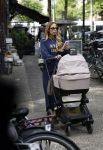 Amsterdam 21 mei 2025
Laura Klaassen (vrouw Davy Klaassen) achter de kinderwagen in Amsterdam zuid
