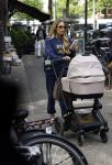Amsterdam 21 mei 2025
Laura Klaassen (vrouw Davy Klaassen) achter de kinderwagen in Amsterdam zuid