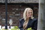 Blaricum 21 mei 2025
Leontine Ruiters op terras in Blaricum