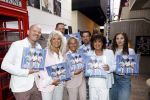 Hilversum 24 mei 2025
Presentatie nieuwe LP Luv bij de wisseloord studio's . Marga Scheide en Jose Hoebee krijgen de eerste plaat uit handen van de dochters van Hans v Hemert.