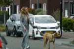 Wilnis 25 mei 2025
Andre Hazes gaat sporten en daarna komt Monique Westenberg met zoon Andre Hazes jr de hond brengen bij zijn huis .
Andre en Monique geven elkaar een knuffel .