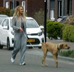 Wilnis 25 mei 2025
Andre Hazes gaat sporten en daarna komt Monique Westenberg met zoon Andre Hazes jr de hond brengen bij zijn huis .
Andre en Monique geven elkaar een knuffel .